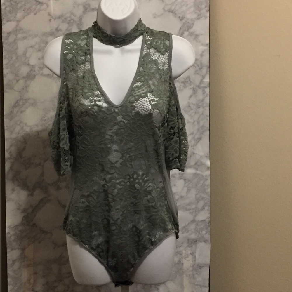 💋💋3 for $25💋💋 Lace cold shoulder bodysuit.